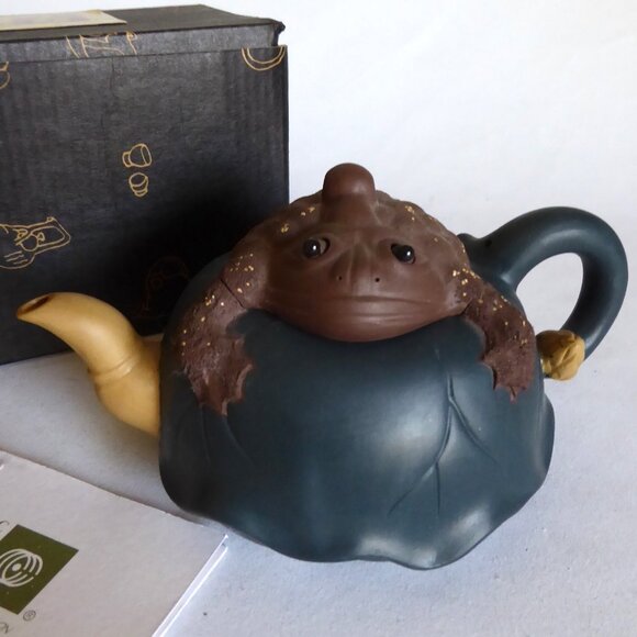 VINTAGE NEW TRADITIONAL CHINESE YIXING ZISHA TOAD FROG HANDMADE CLAY TEAPOT - Picture 1 of 16